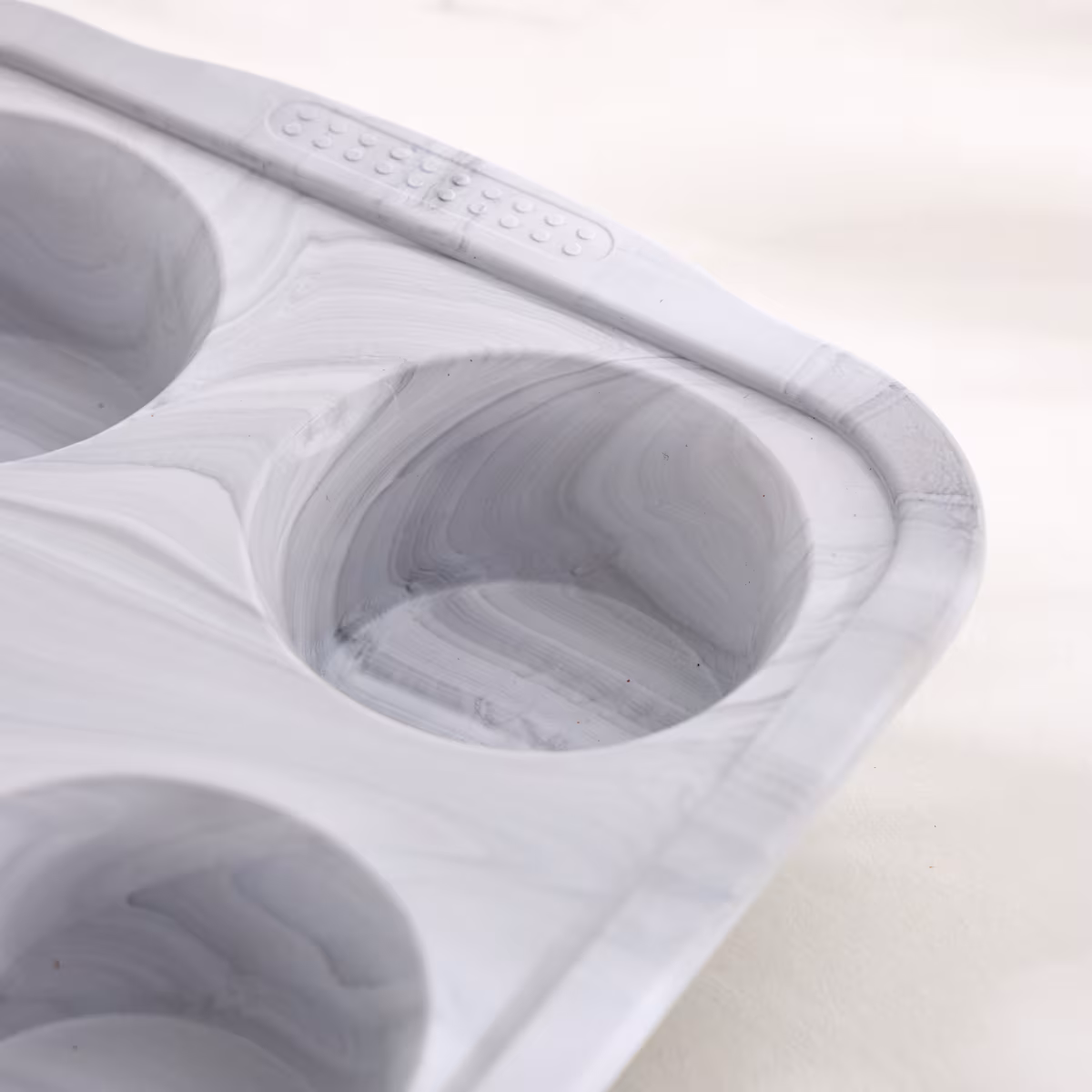 Bakers Pride Floura Silicone 6 Cups Muffin Pan in Grey
