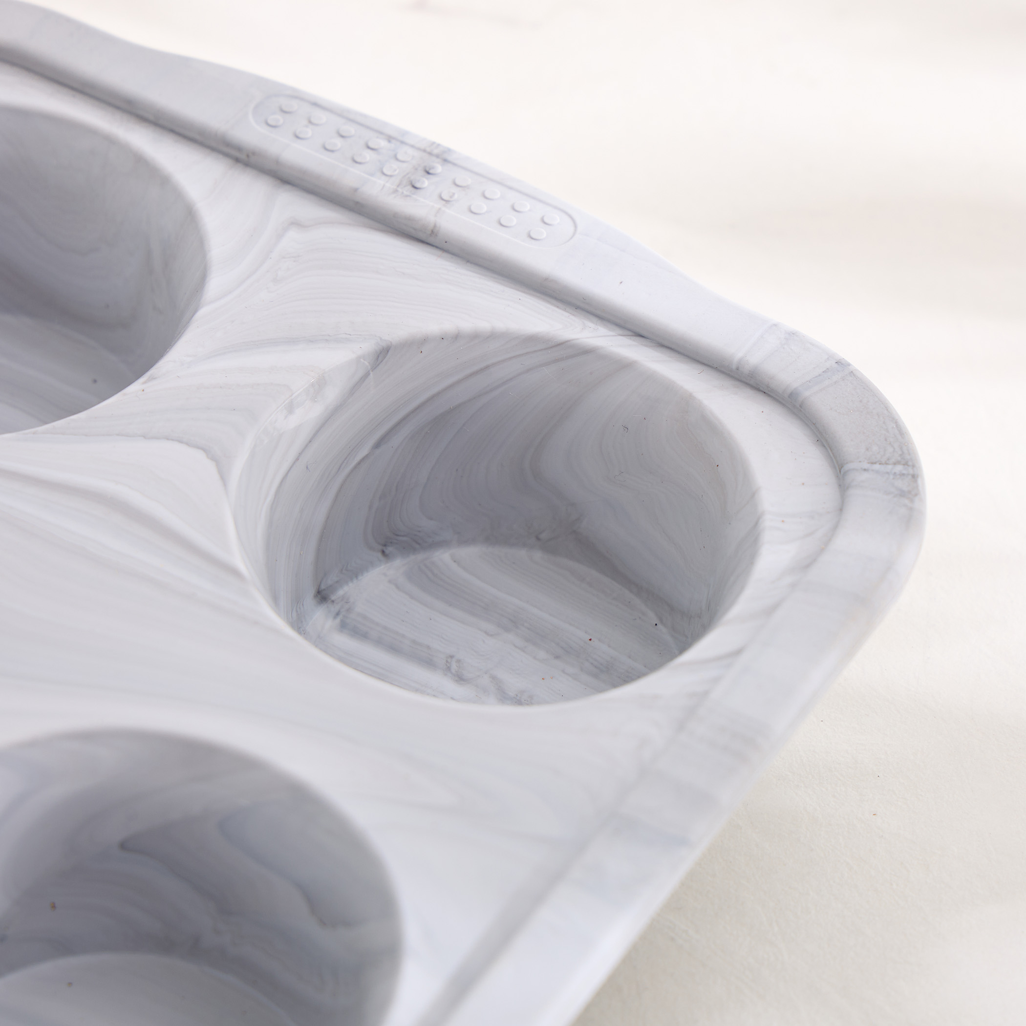 Bakers Pride Floura Silicone 6 Cups Muffin Pan in Grey