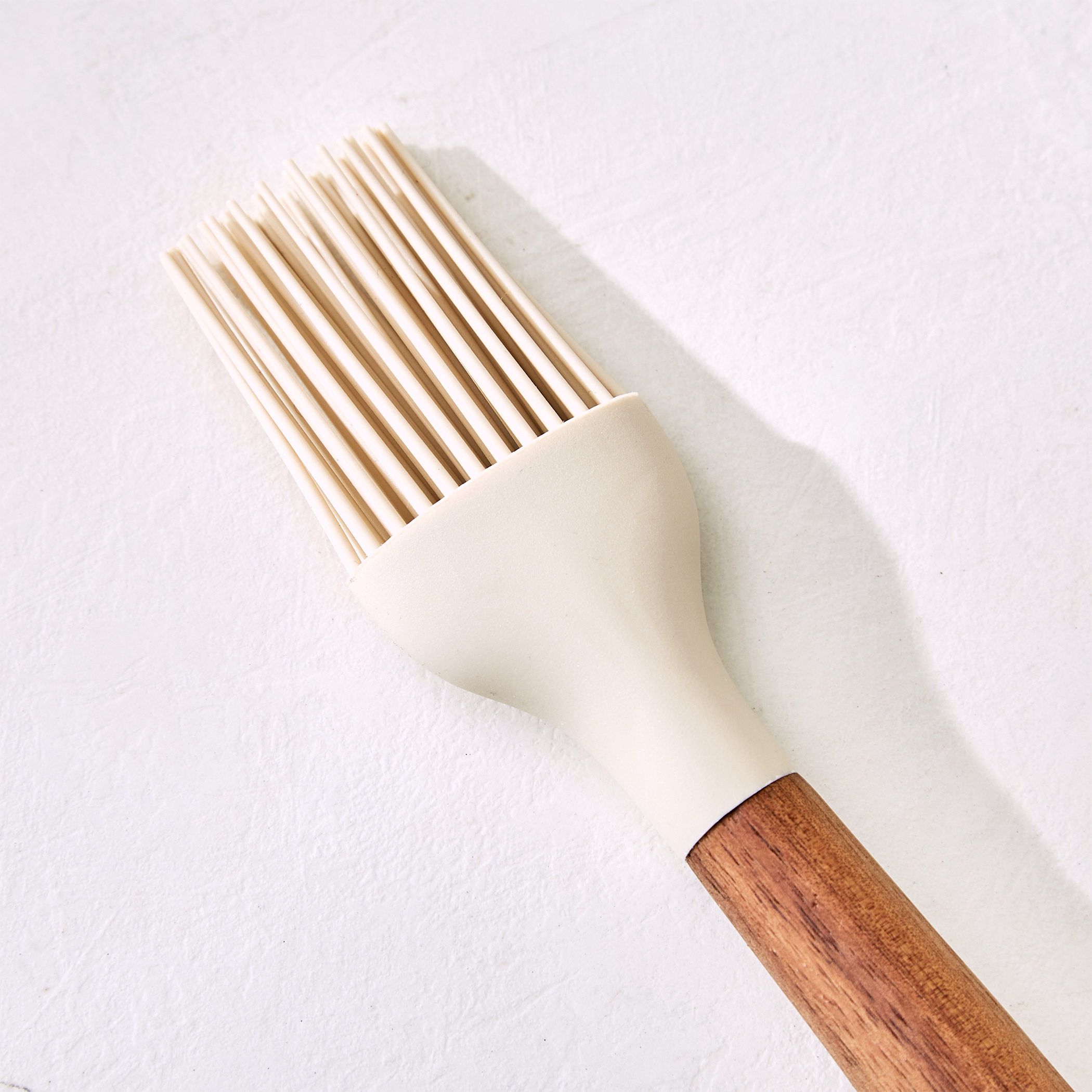 Chefs Pride Zeta Silicone Oil Brush with Acacia Wood Handle in Cream