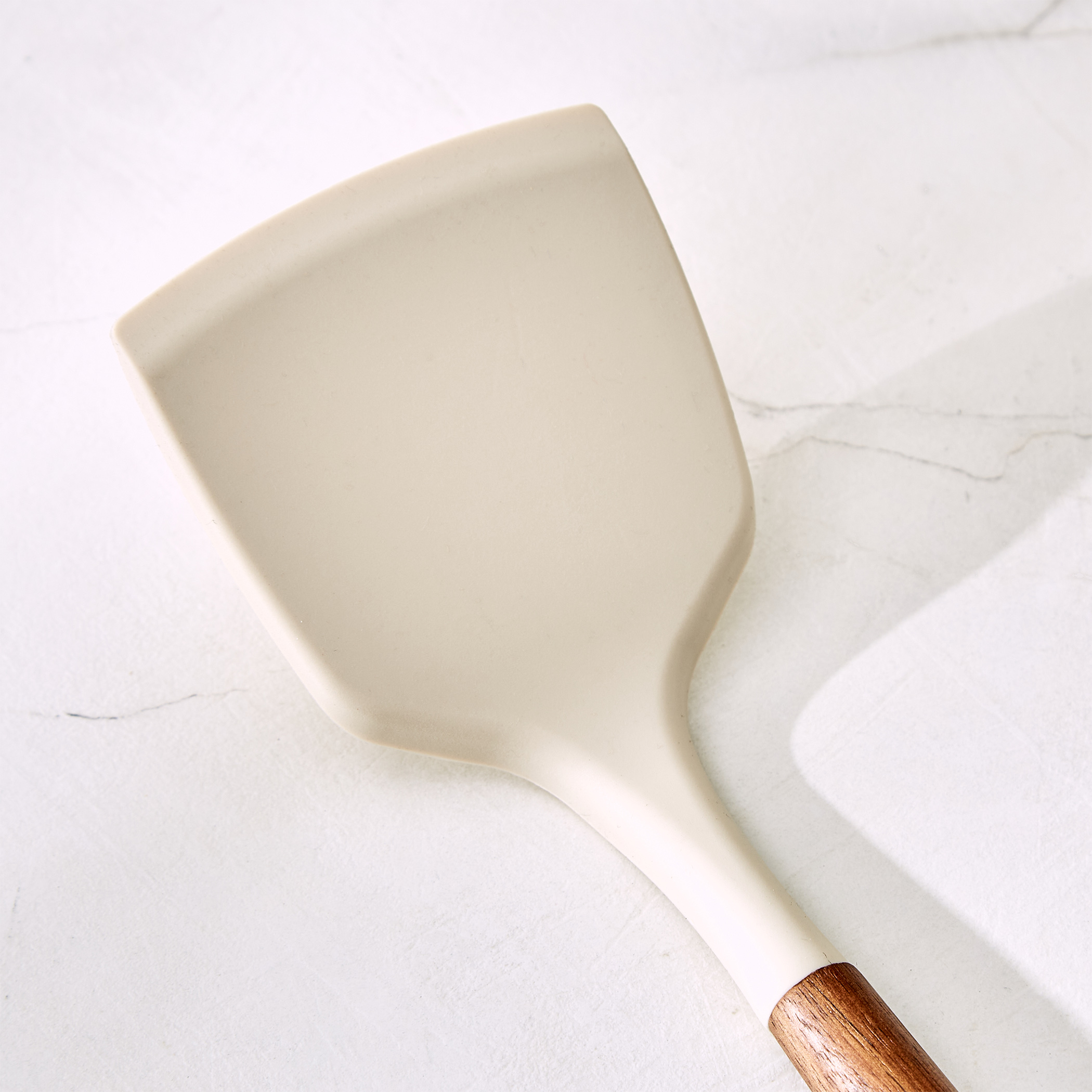 Chefs Pride Zeta Silicone Turner with Acacia Wood Handle in Cream