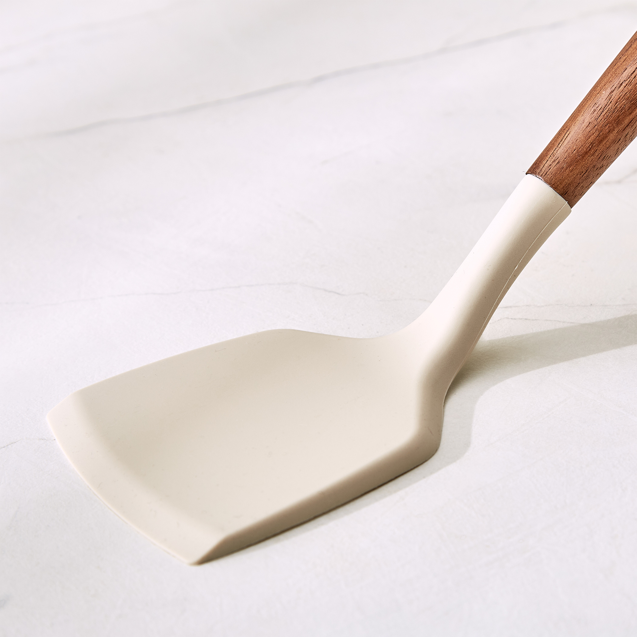 Chefs Pride Zeta Silicone Turner with Acacia Wood Handle in Cream